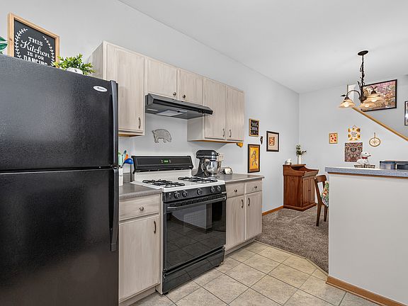 3rd image of 83 Strawflower Ct