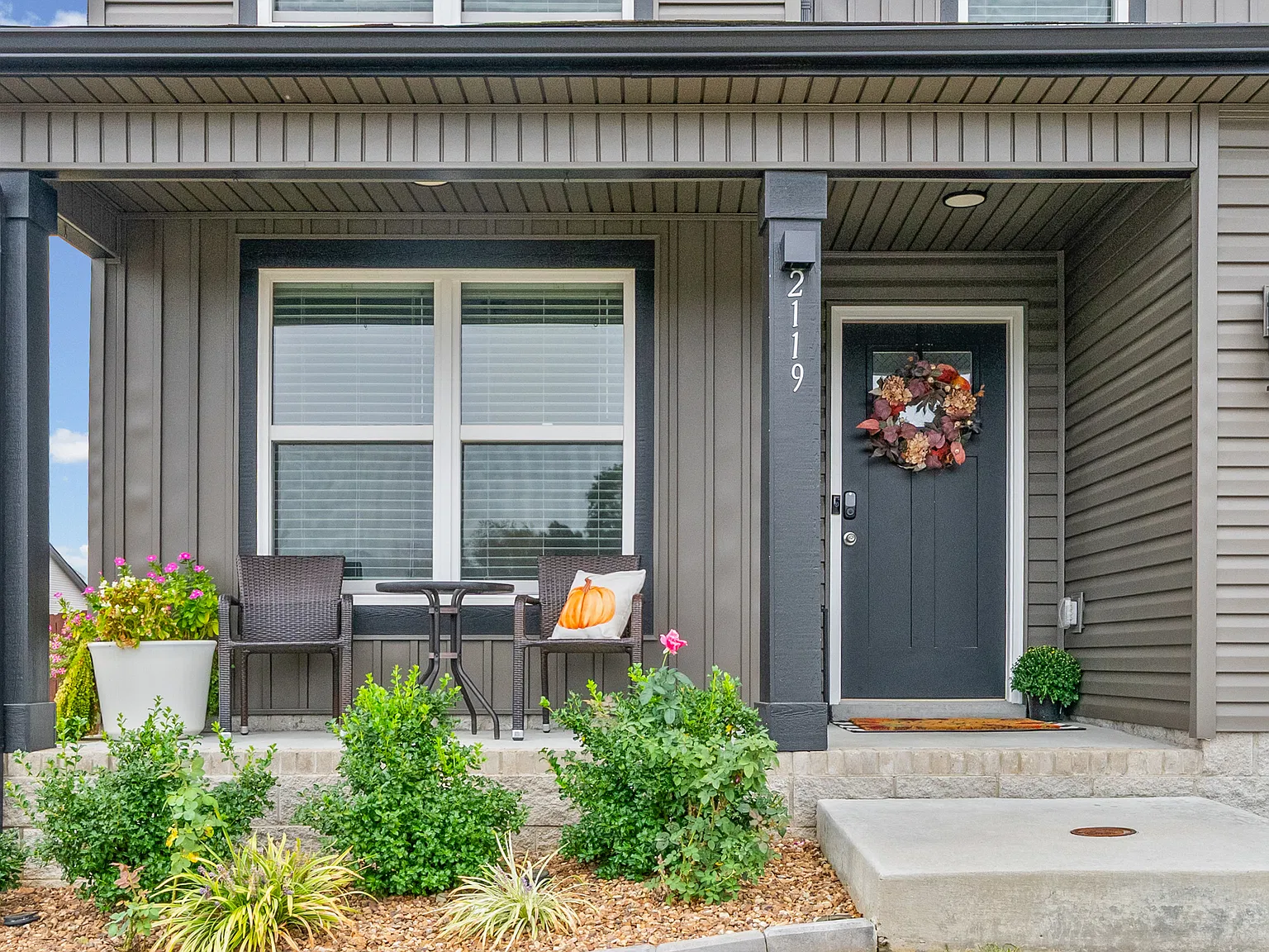 3 bed, 2.5 bath, 1693 sqft, $2,100 — Photo 3