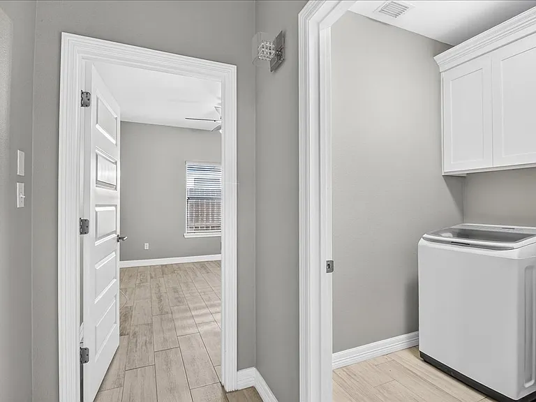 6718 Stuyvesant Ct — Photo 40