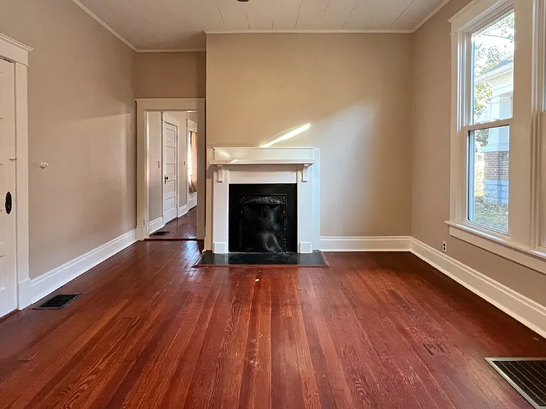 207 N Oak St #B — Photo 5