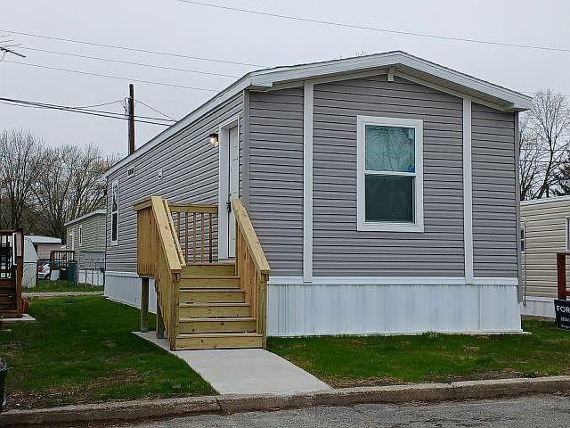 1st image of 868 E Commerce St #17