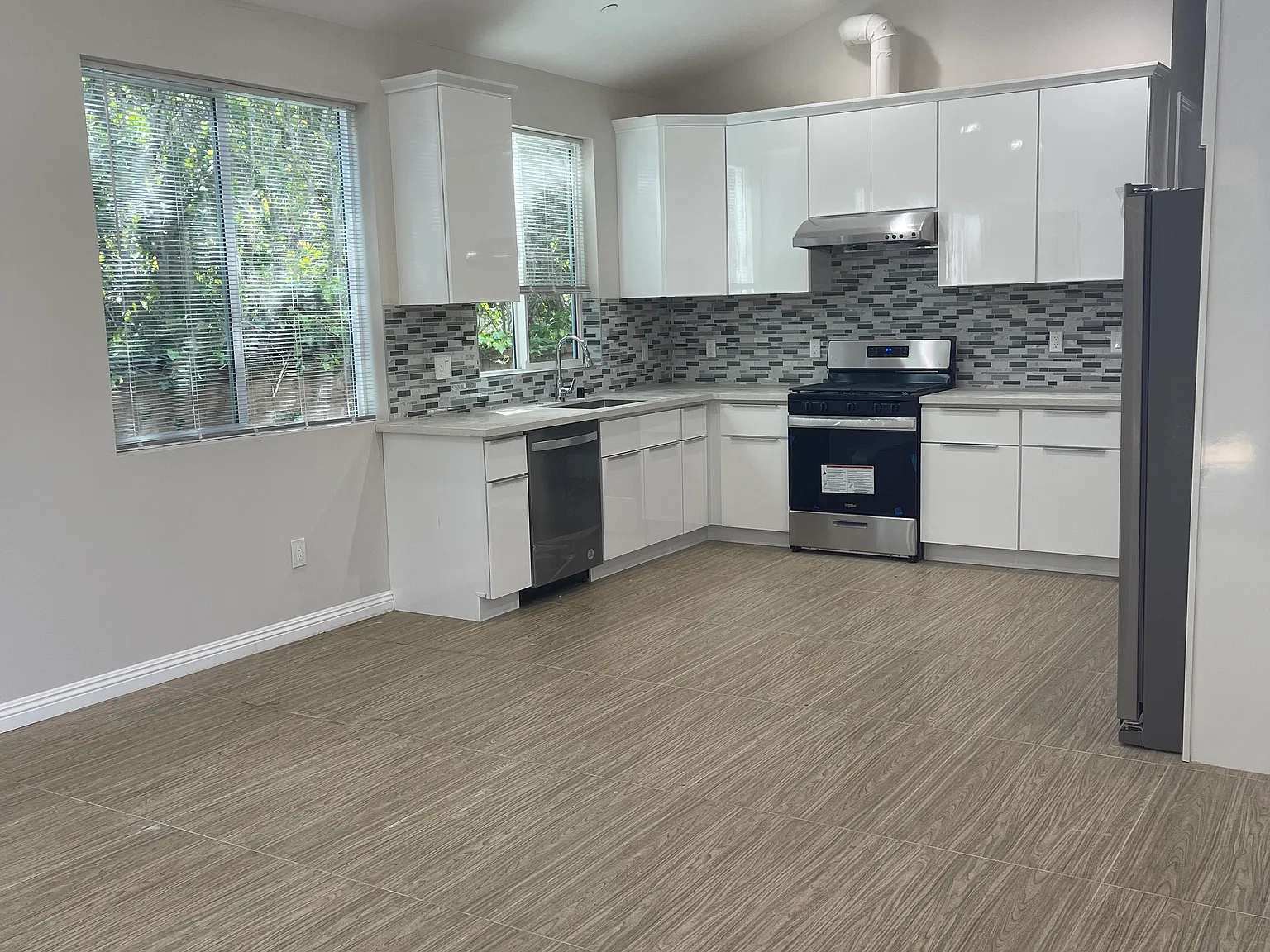 328 W Magna Vista Ave — Photo 3