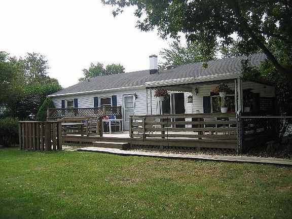 Large Deck w/awning, hot tub