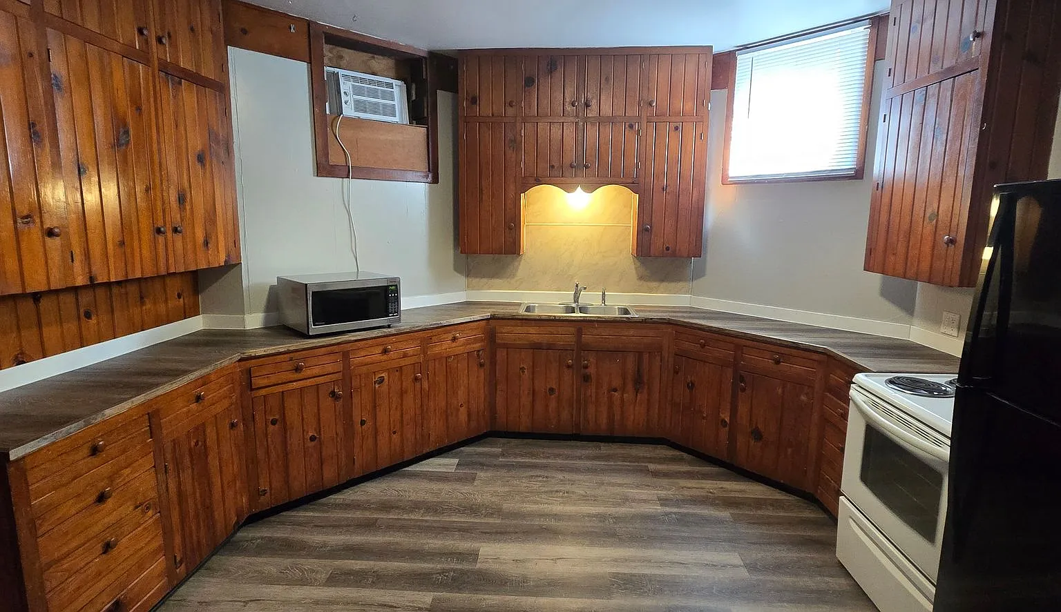 Large 1 bedroom remodeled apartment, washer/dryer hookups — Photo 4