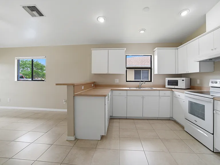 1712 SW Santa Barbara Pl #1712 — Photo 8