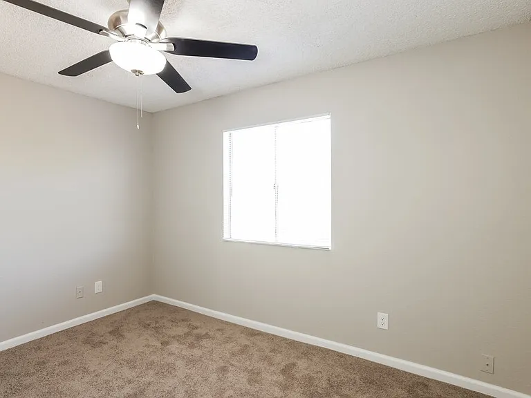 1420 E Topeka Dr — Photo 18