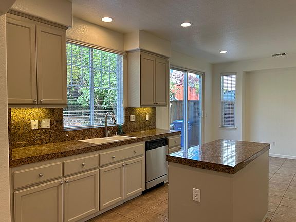 Kitchen, granite counters, center island