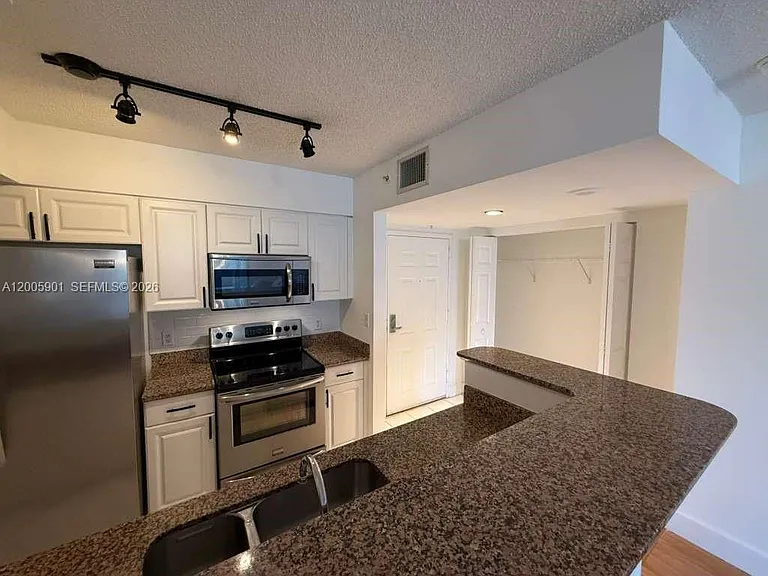1155 Brickell Bay Dr #606 — Photo 8
