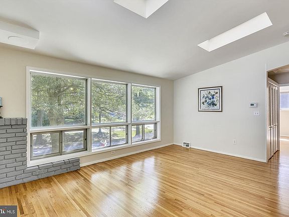 4th image of 4011 Denfeld Ave