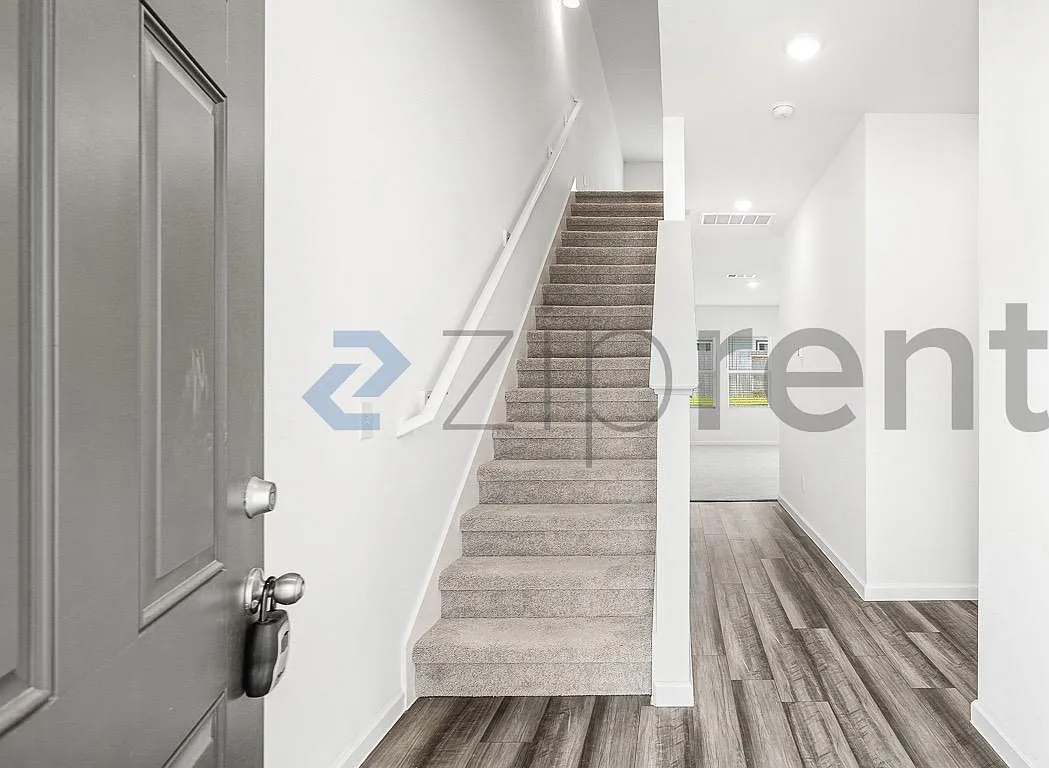 4 bed, 2260 sqft, $2,200 — Photo 4