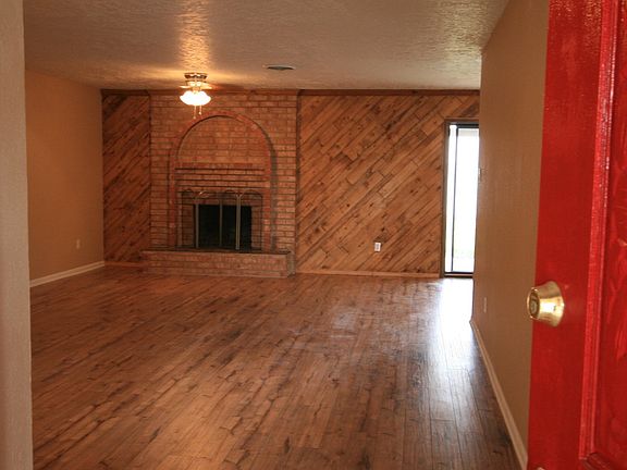 4th image of 1900 Weeden Dr