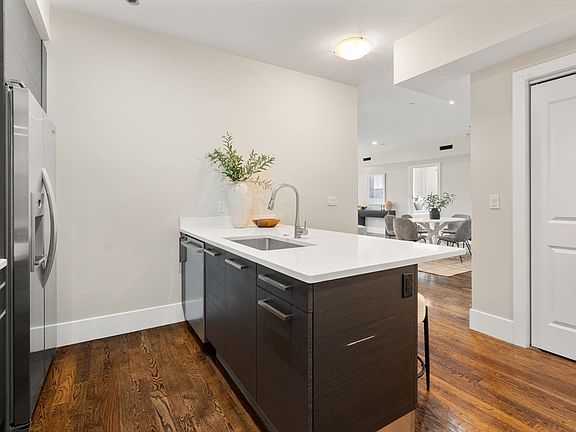 5th image of 10 Saint George St Unit 406