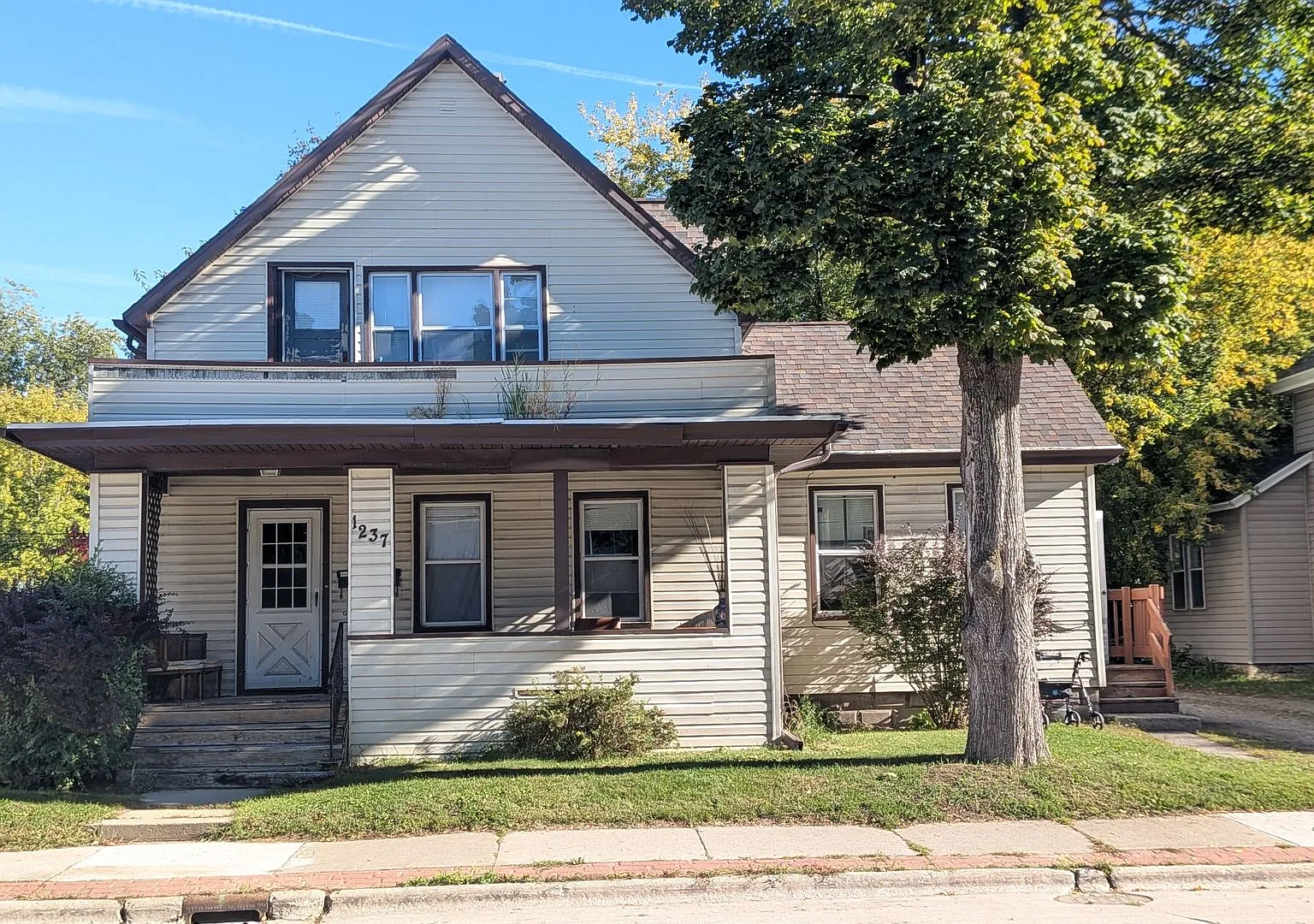 1237 E Walnut St — Photo 1