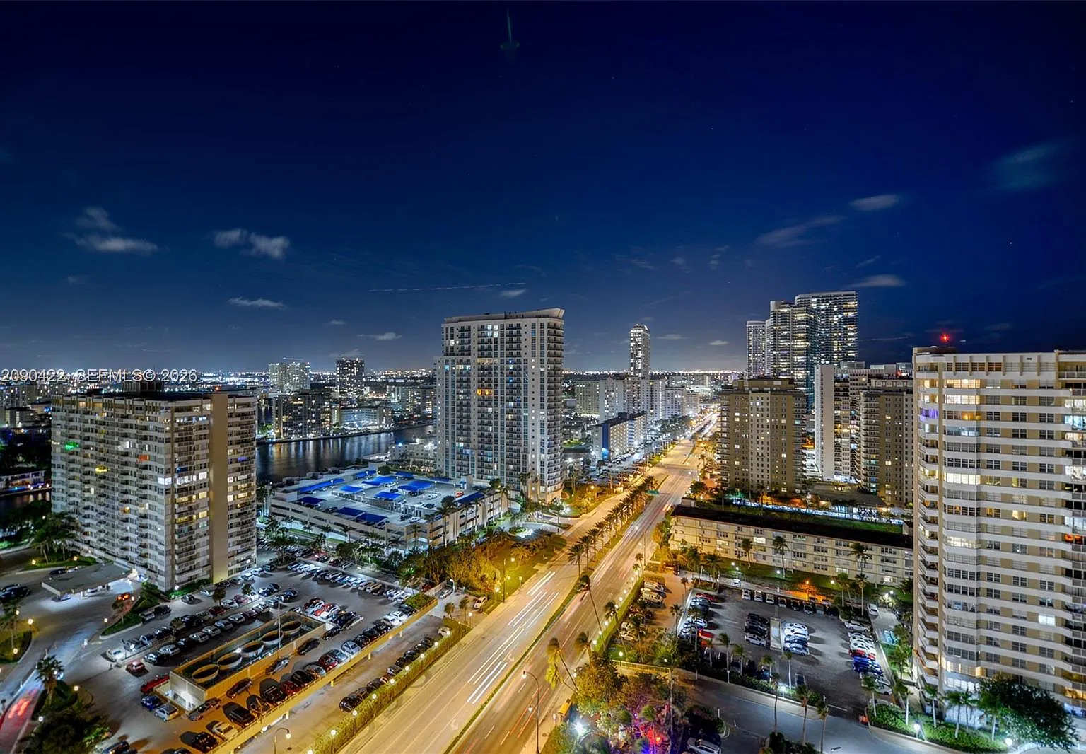 Hemispheres Condo — Photo 1