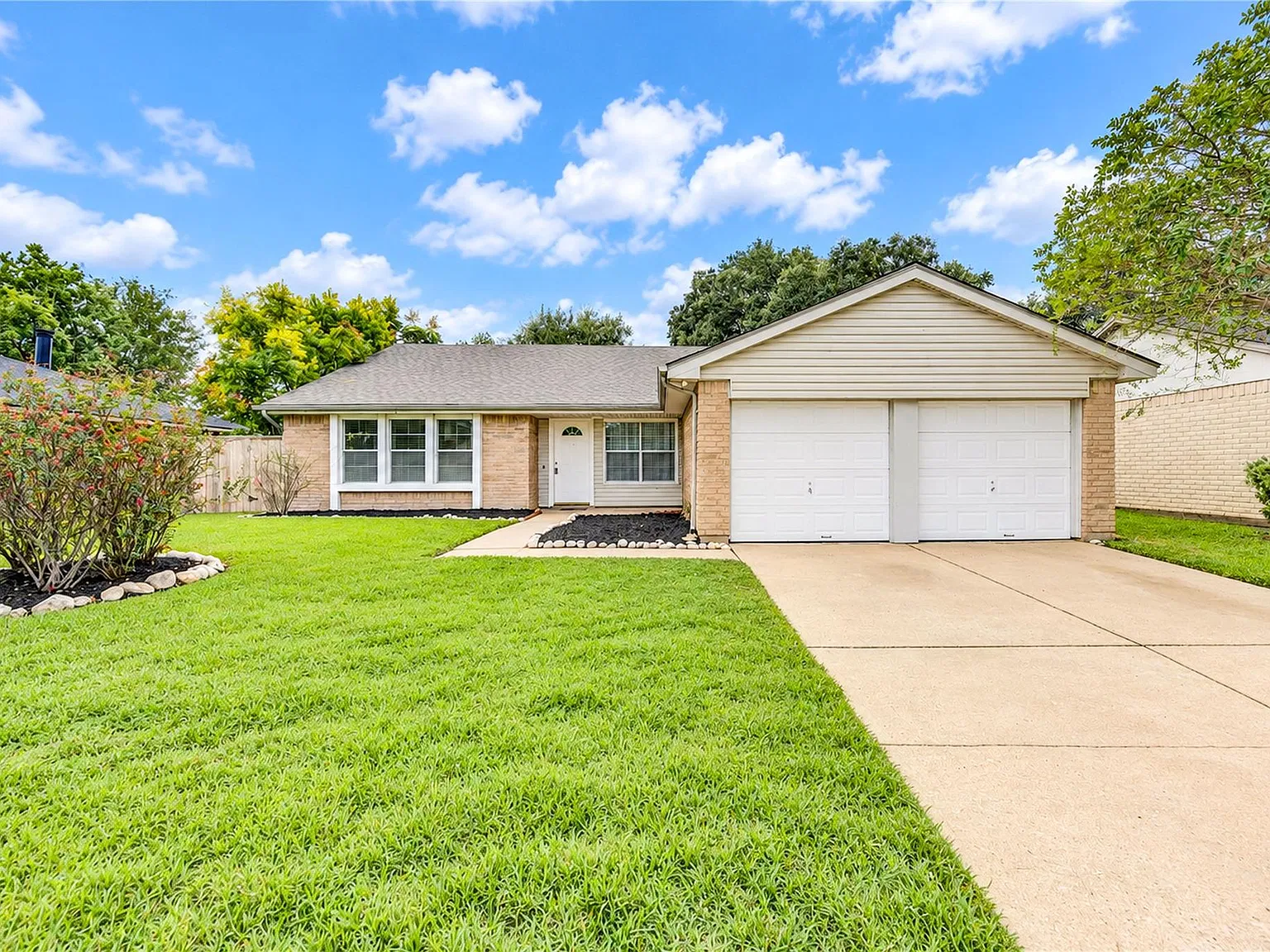 4 bed, 2.0 bath, 2090 sqft, $1,900 — Photo 1
