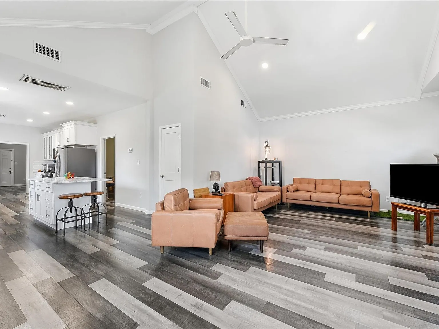 2 bed, 2.0 bath, 1354 sqft, $2,300 — Photo 2