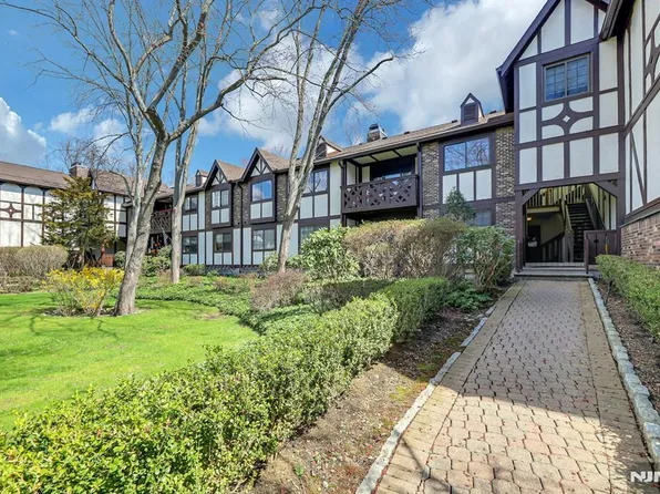 1712 Faulkner Ct, Mahwah, NJ 07430