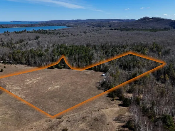 10 S Michaels Wood Trl #10, Maple City, MI 49664