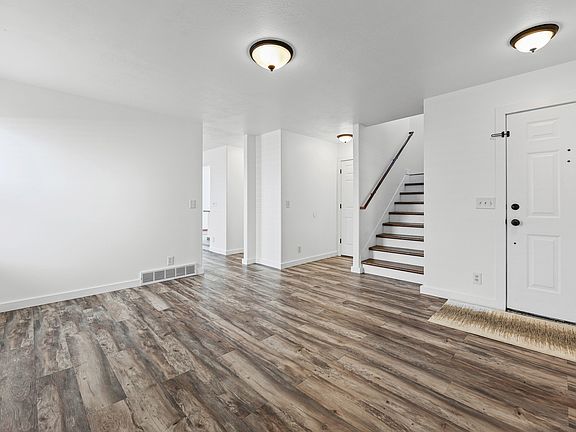 3rd image of 333 Candellaria Dr