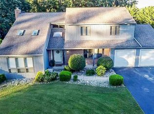 26 Forest View Dr, Wernersville, PA 19565