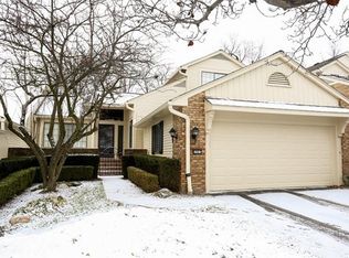 6903 Pebblecreek Woods Dr #1, West Bloomfield, MI 48322
