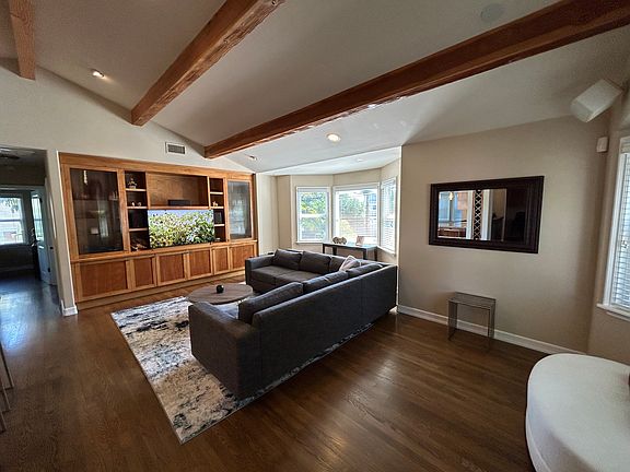 Living room/sitting area