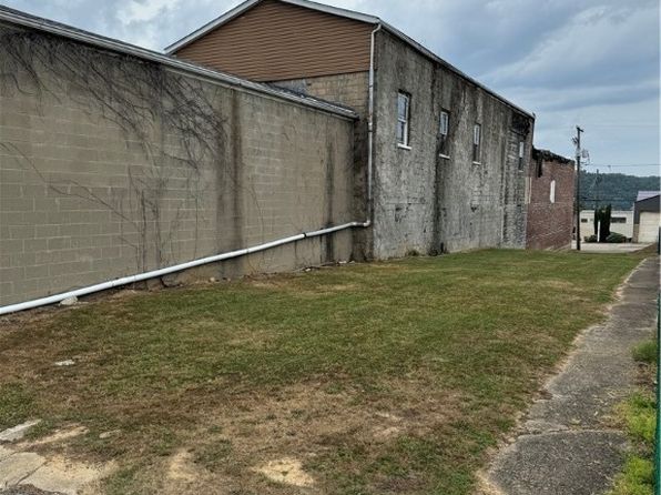 221 Longfellow St, Vandergrift, PA 15690