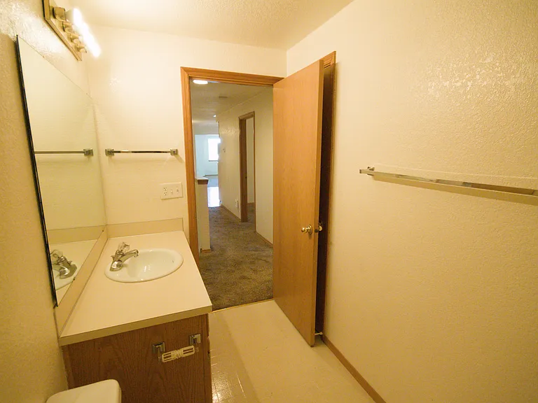 1819 Skyline Ct S — Photo 12