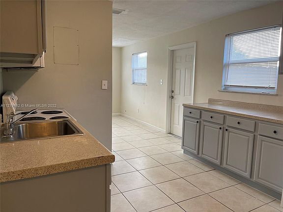 2nd image of 428 NW 16th Ave #1