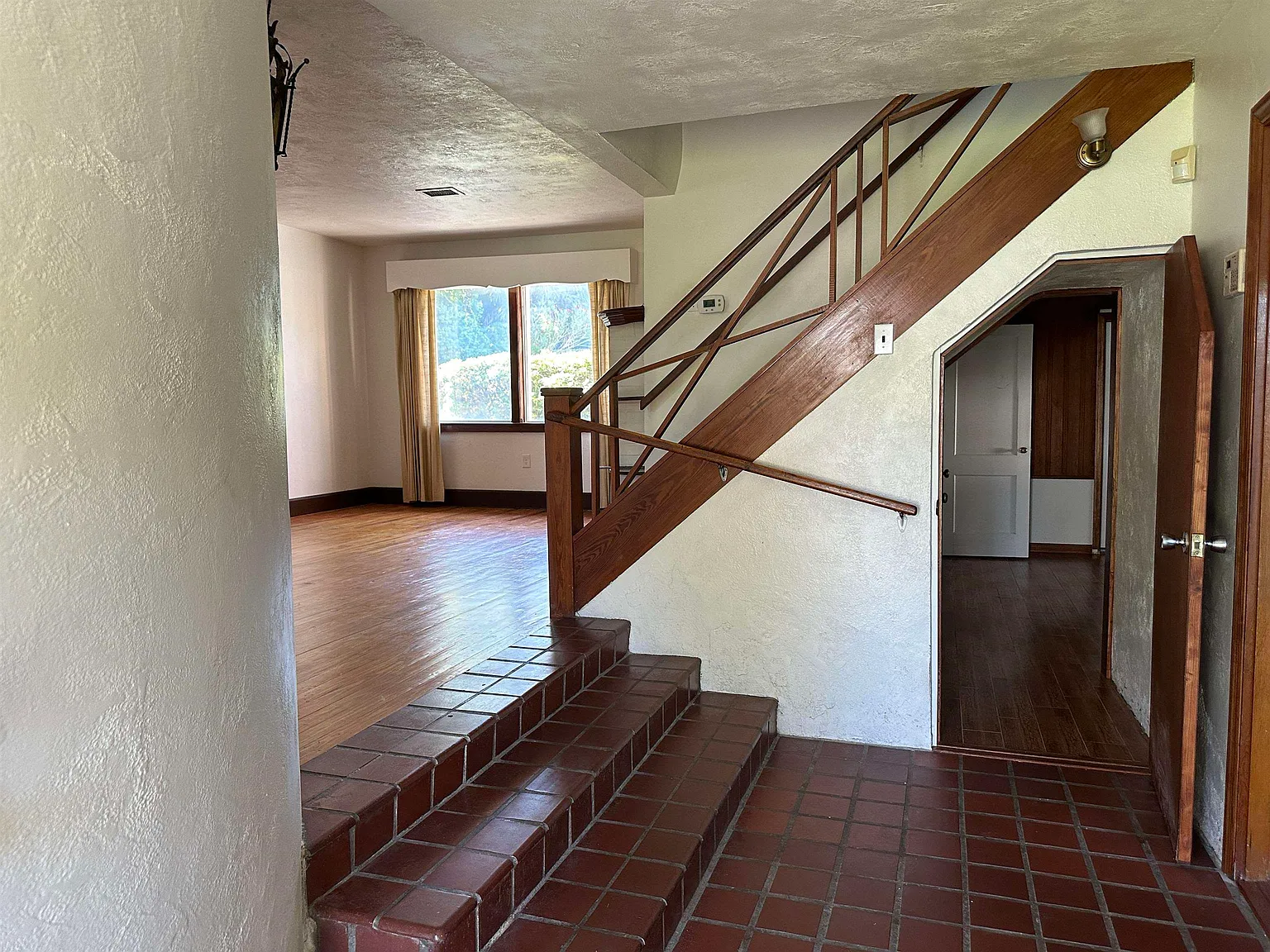 3 bed, 2033 sqft, $2,700 — Photo 2