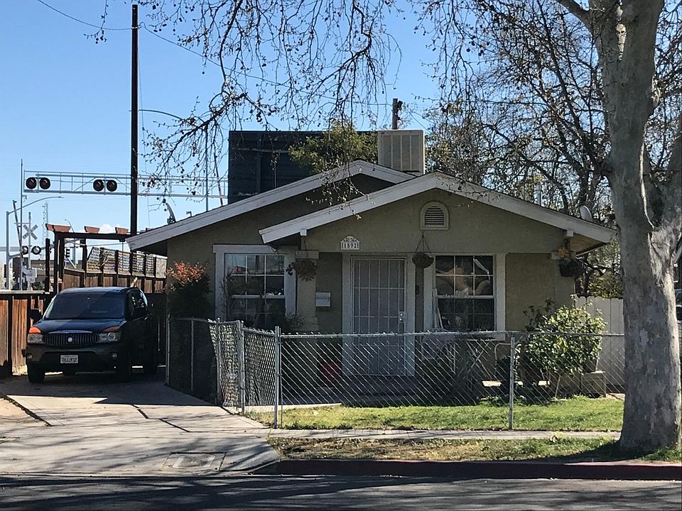 2nd image of 1592 N Calaveras St