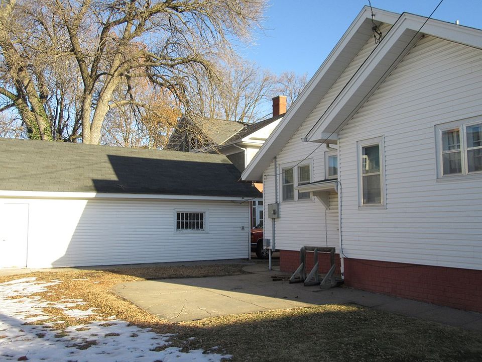 2nd image of 210 S Cleburn St