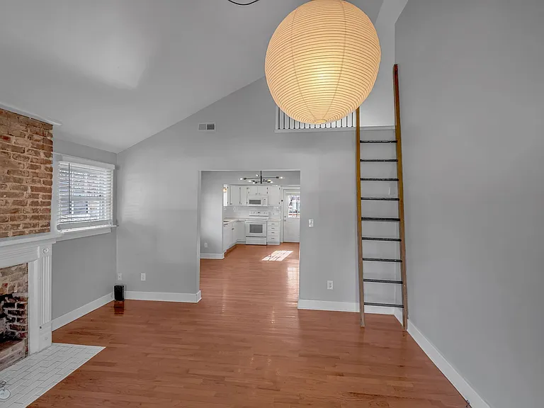 914 W Greenwood Ave — Photo 3