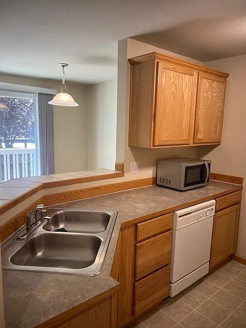 2 bed, 883 sqft, $1,895 — Photo 3