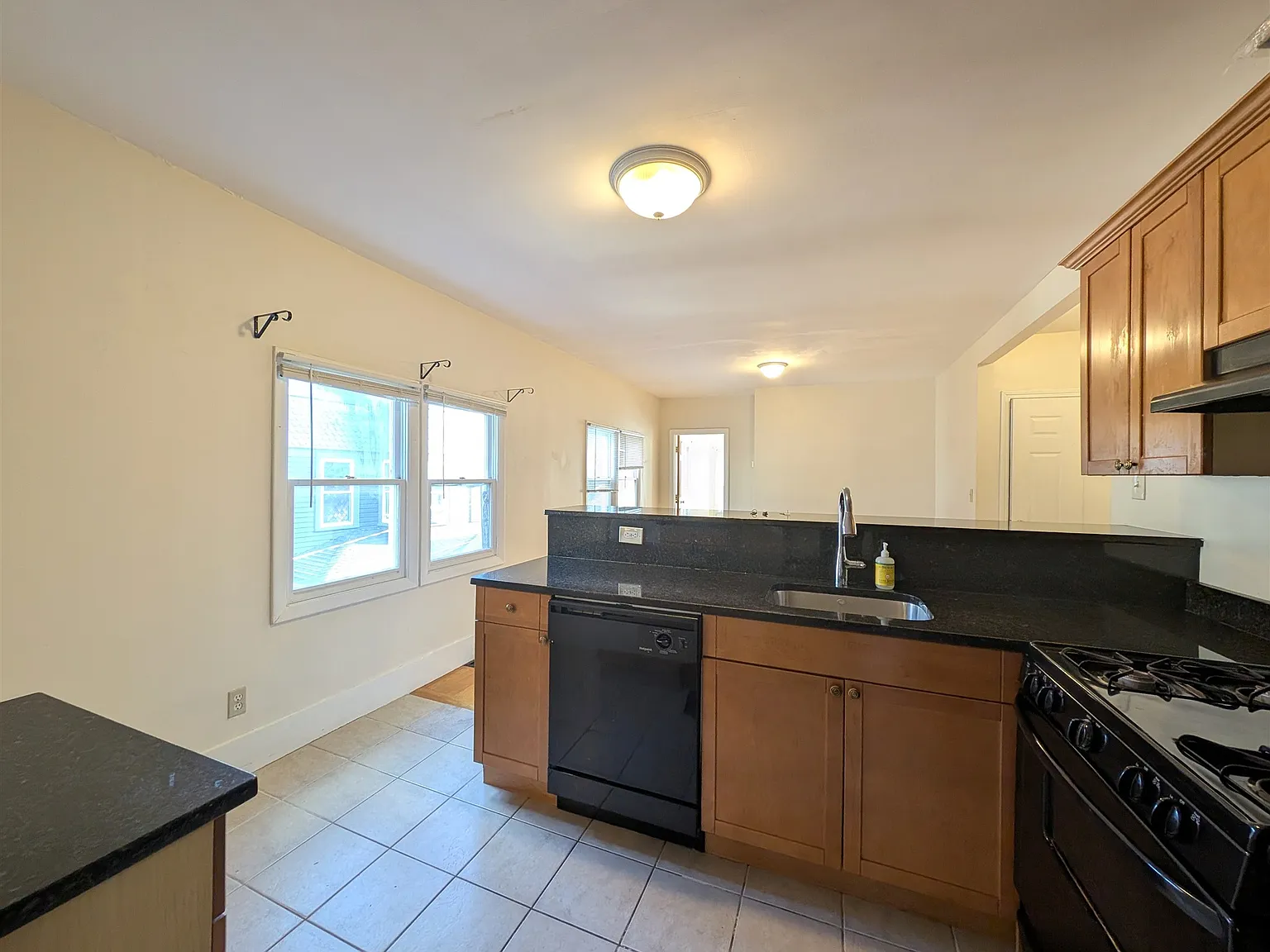 3 bed, 900 sqft, $3,200 — Photo 2
