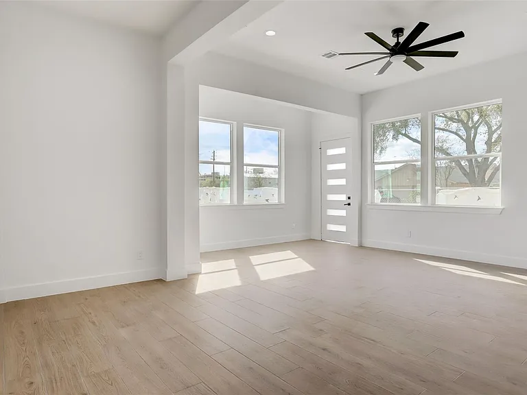 6816 Hartland Ave — Photo 7