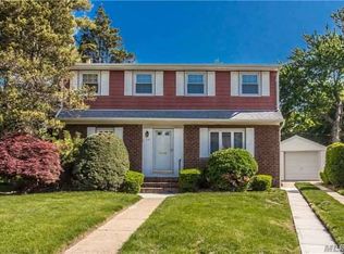 22 Tulip Cir, Valley Stream, NY 11580