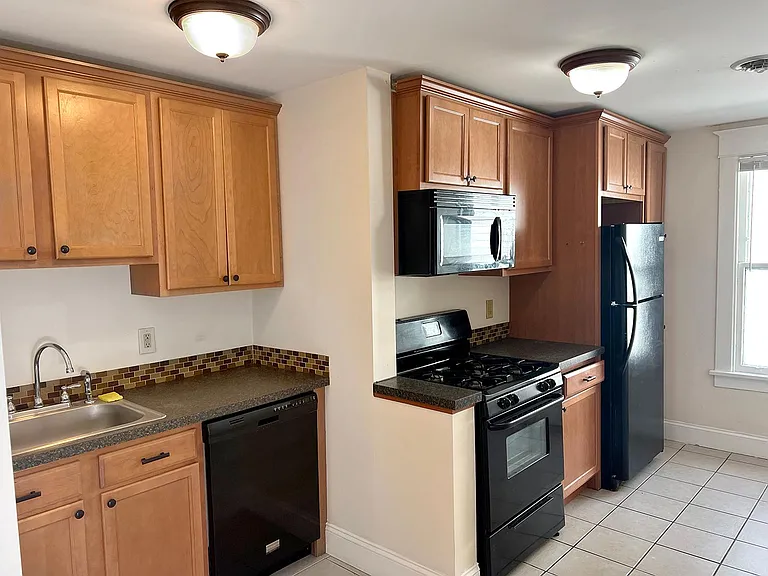303 Richmond Ave #3 — Photo 2