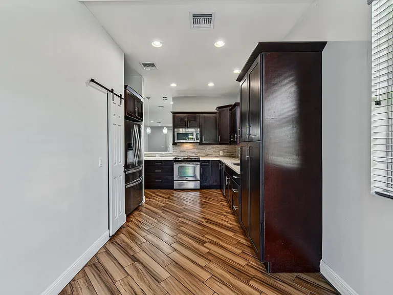 1135 NE 3rd Ave — Photo 22