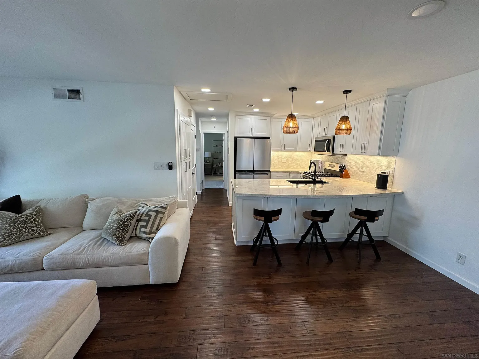 2 bed, 2.0 bath, 942 sqft, $5,200 — Photo 3