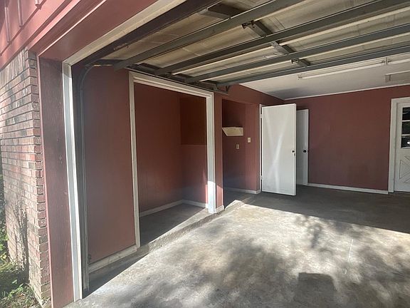 5th image of 205 Country Club Cir