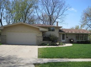 5860 Lakeview Dr, Greendale, WI 53129