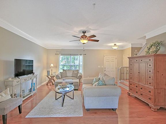 4th image of 600 Market Place Ln