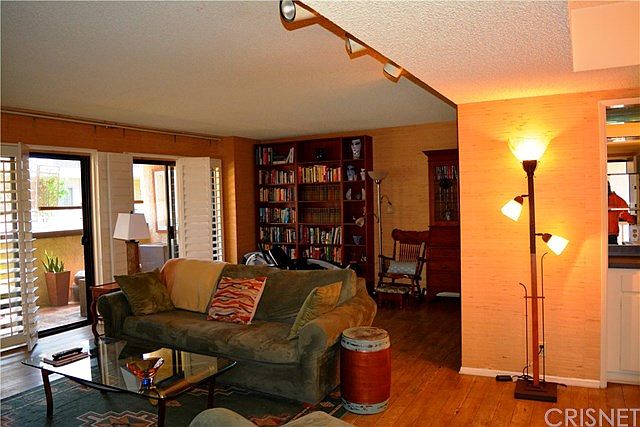 1st image of 16022 Moorpark St APT 302