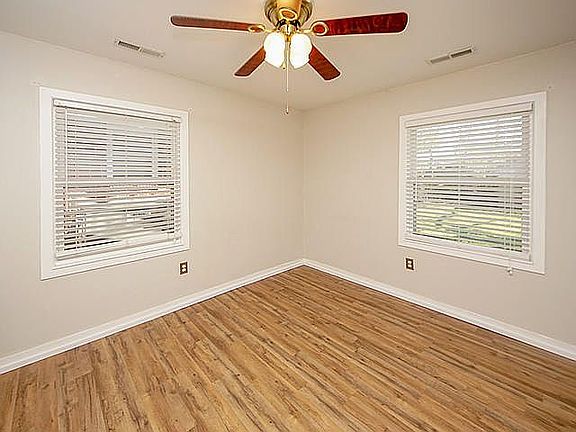 5th image of 304 Stinson Dr