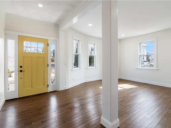 4 Clinton Ave, Newport, RI 02840