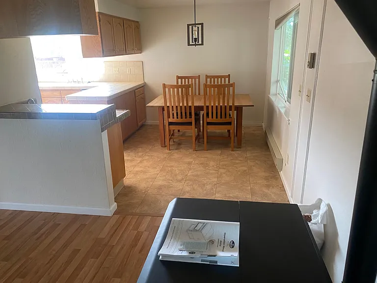 915 Margaret Dr — Photo 2