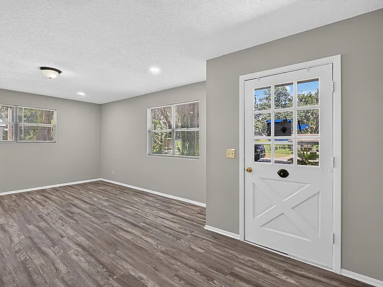 417 Pine Ave — Photo 2