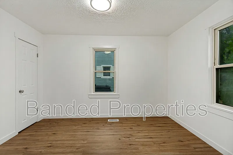 3 bed, 1.0 bath, 950 sqft, $1,895 — Photo 4
