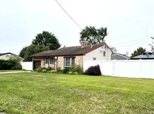 1300 Race Ave, Medford, NY 11763